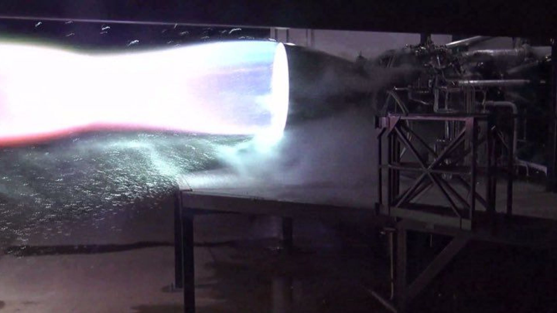 SpaceX тества двигателя за най-мощната ракета в света