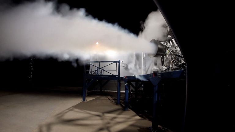 Ракетен двигател на SpaceX избухна по време на тест