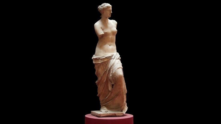 Facebook цензурира голи статуи от швейцарски музей