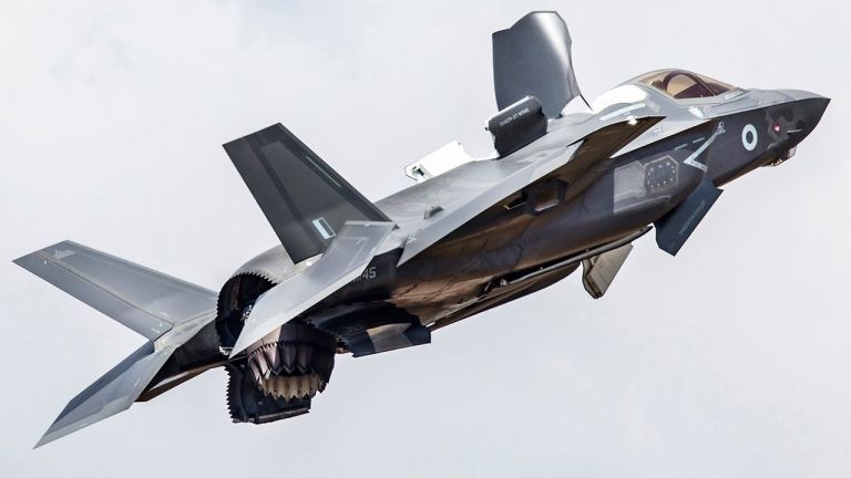 Показаха как F-35 може да увисне във въздуха