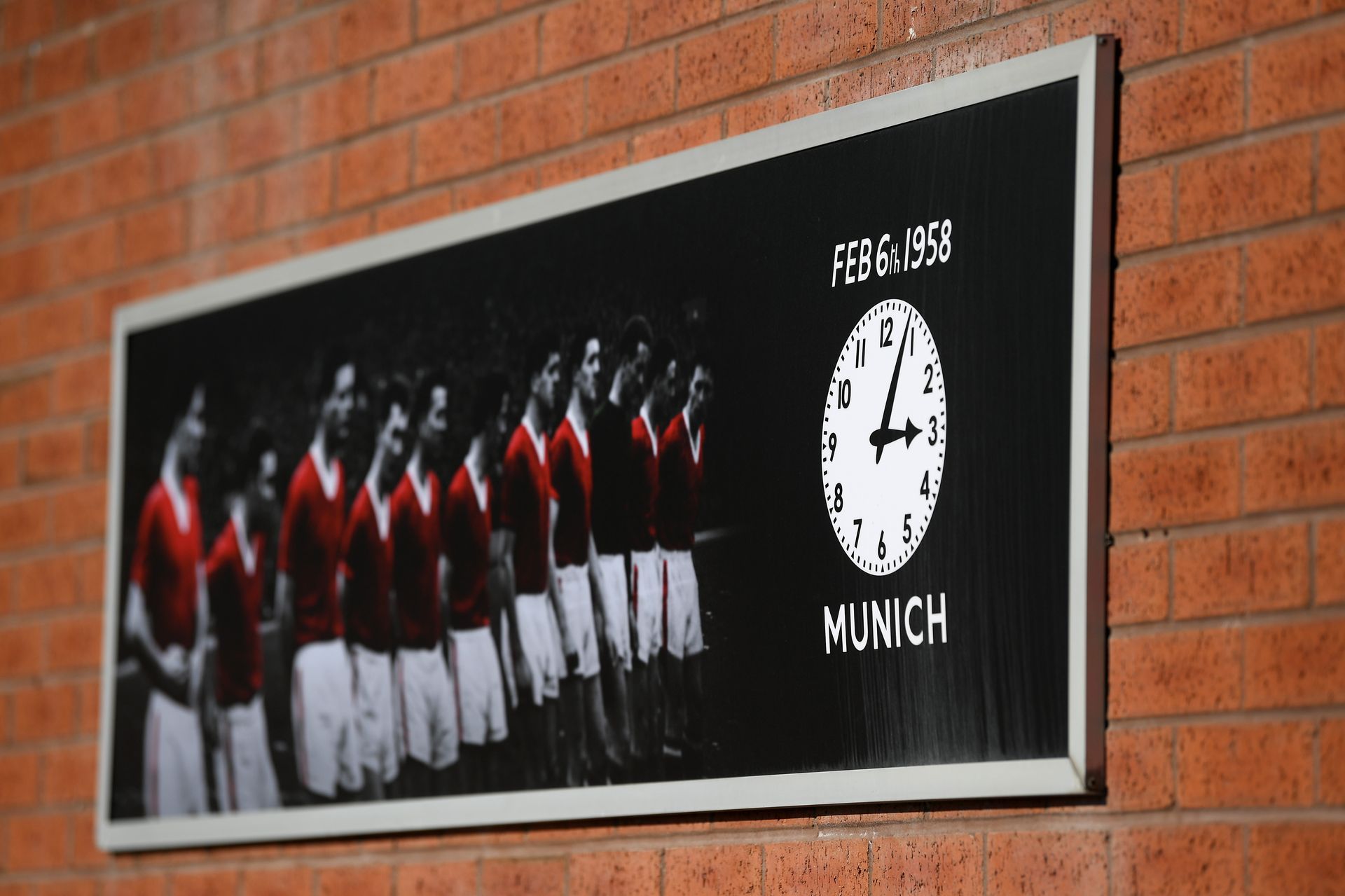 Малкият мемориал на стадион "Олд Трафорд" с часовника, който отмерва 15.04 ч  и датата на трагедията