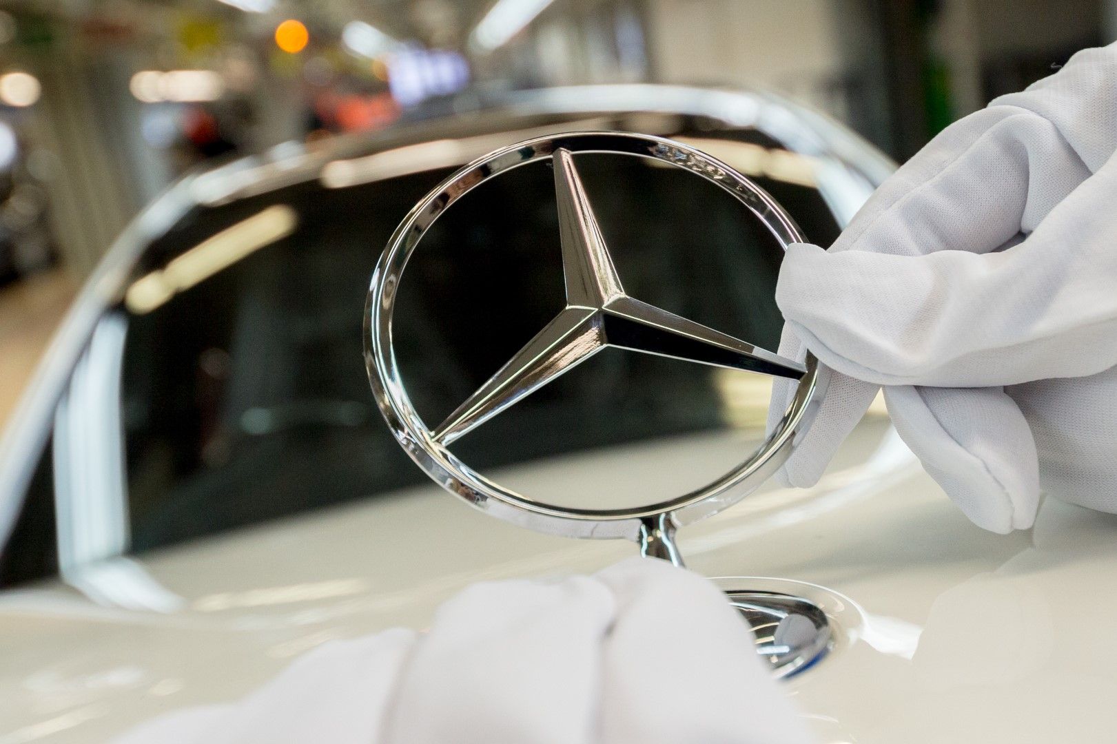 През първите седем месеца на годината обаче продажбите на едро на леки автомобили Мерцедес (Mercedes) са спаднали с 16,2 процента спрямо същия период на 2019 година