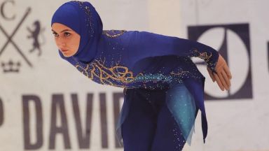 За първи път на леда: Фигуристка се състезава с хиджаб (видео)