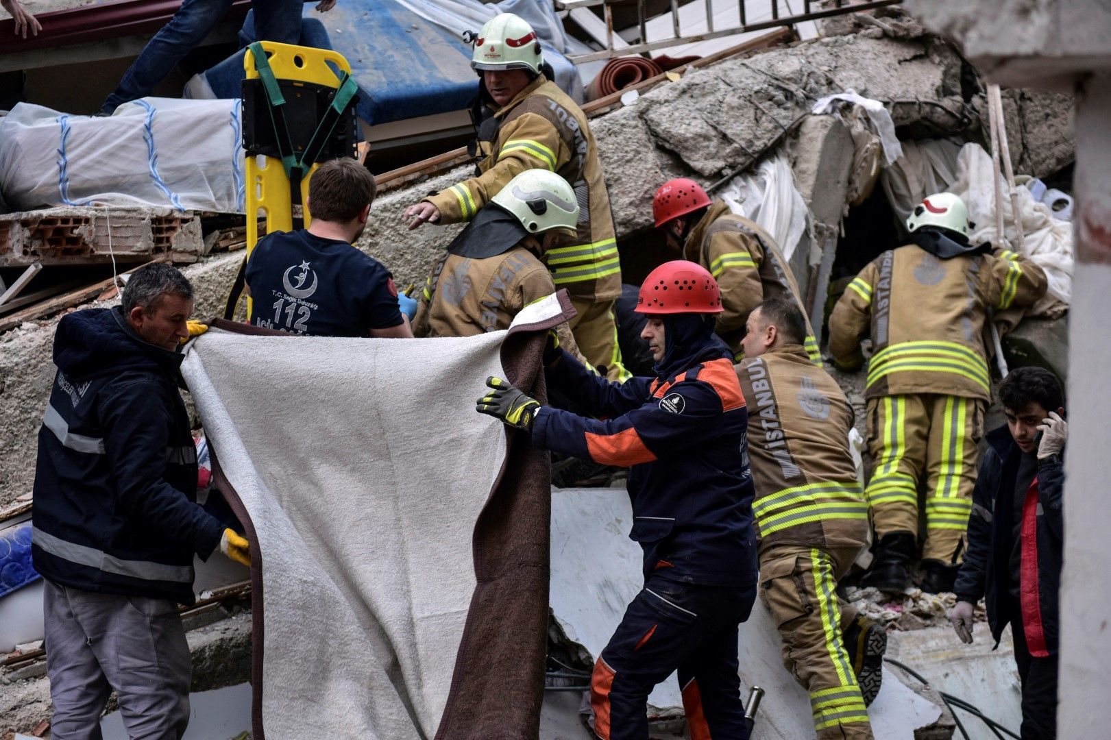Спасители засега успяха да извадят живи 13 души