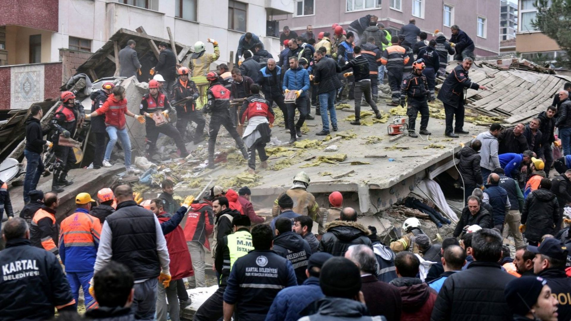 Блок се срути в Истанбул, двама загинаха, има затрупани хора (видео)