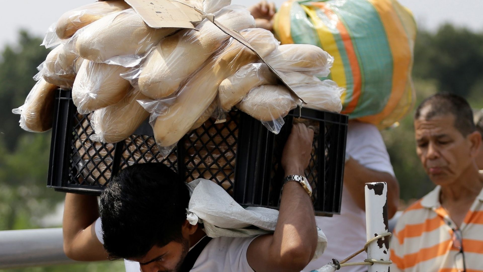 Верни на Николас Мадуро военни блокираха моста който свързва Венецуела