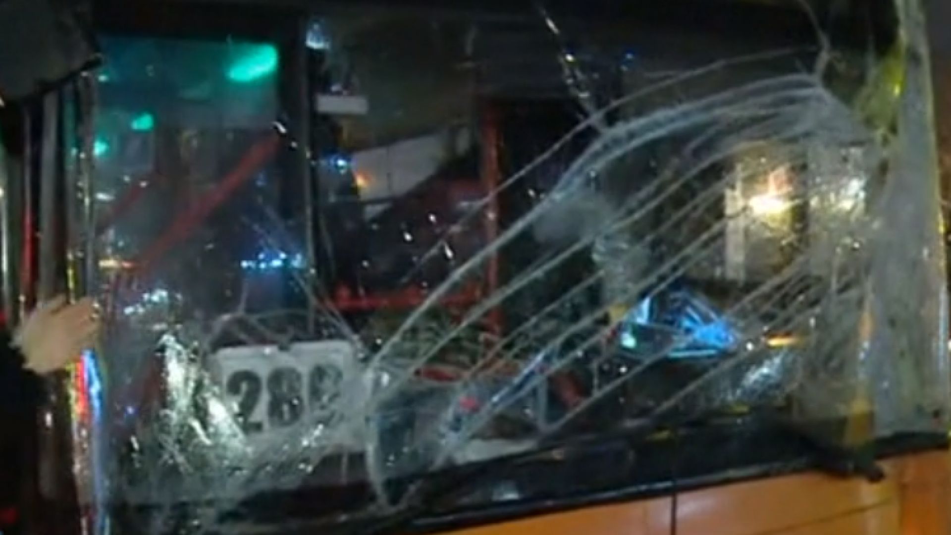 Щетите от катастрофата на автобус 280 станала вследствие на нападение