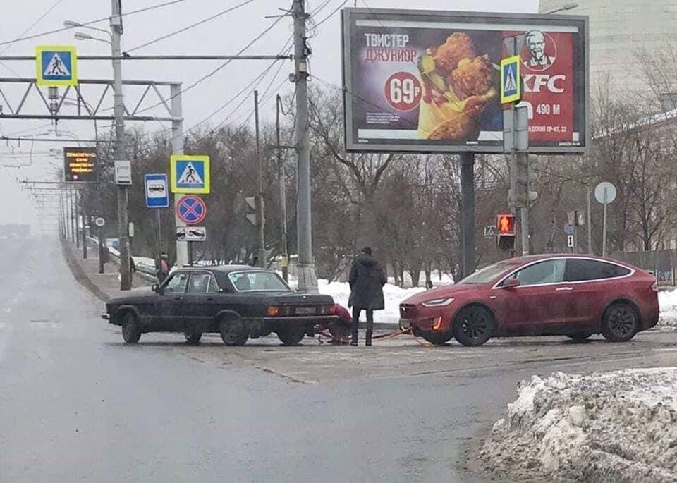 Стара ”Волга” спасява модерна Tesla