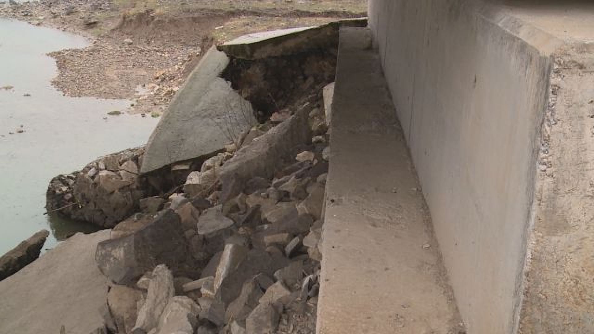 Рушащ се мост който свързва общините Маджарово и Ивайловград е