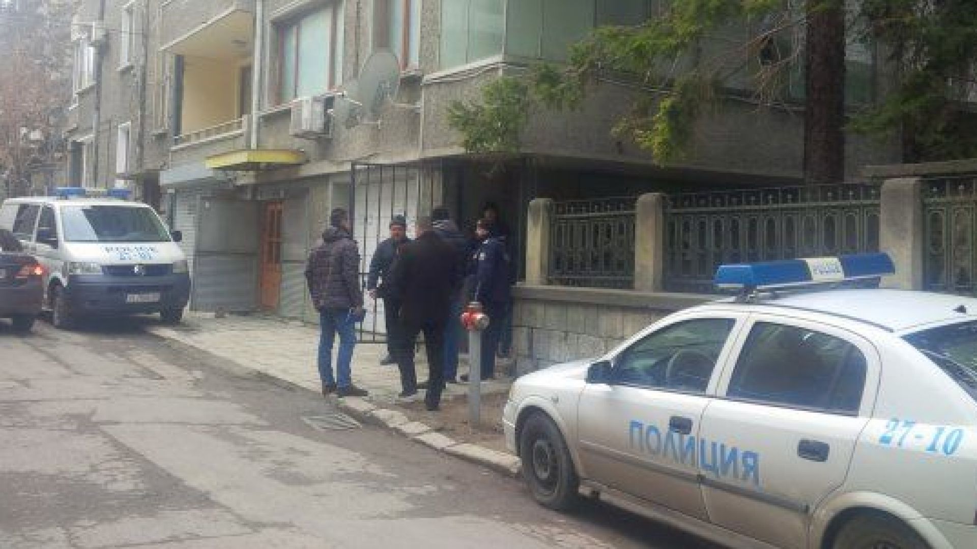 Труповете на мъж и жена са открити в жилището им