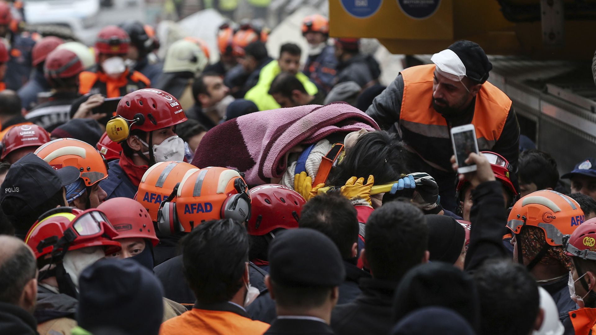 Турски спасители извадиха днес деветгодишно момче и петгодишно момиче под