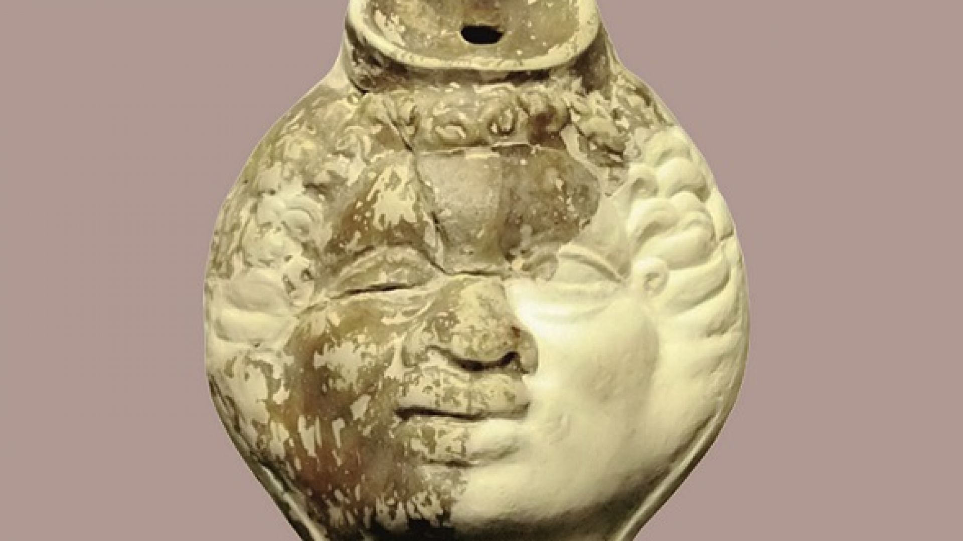 Мъжка африканска глава върху керамична лампа ще бъде изложена в