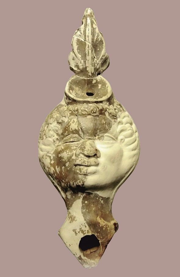 Един от акцентите в изложбата е мъжка африканска глава върху керамична лампа