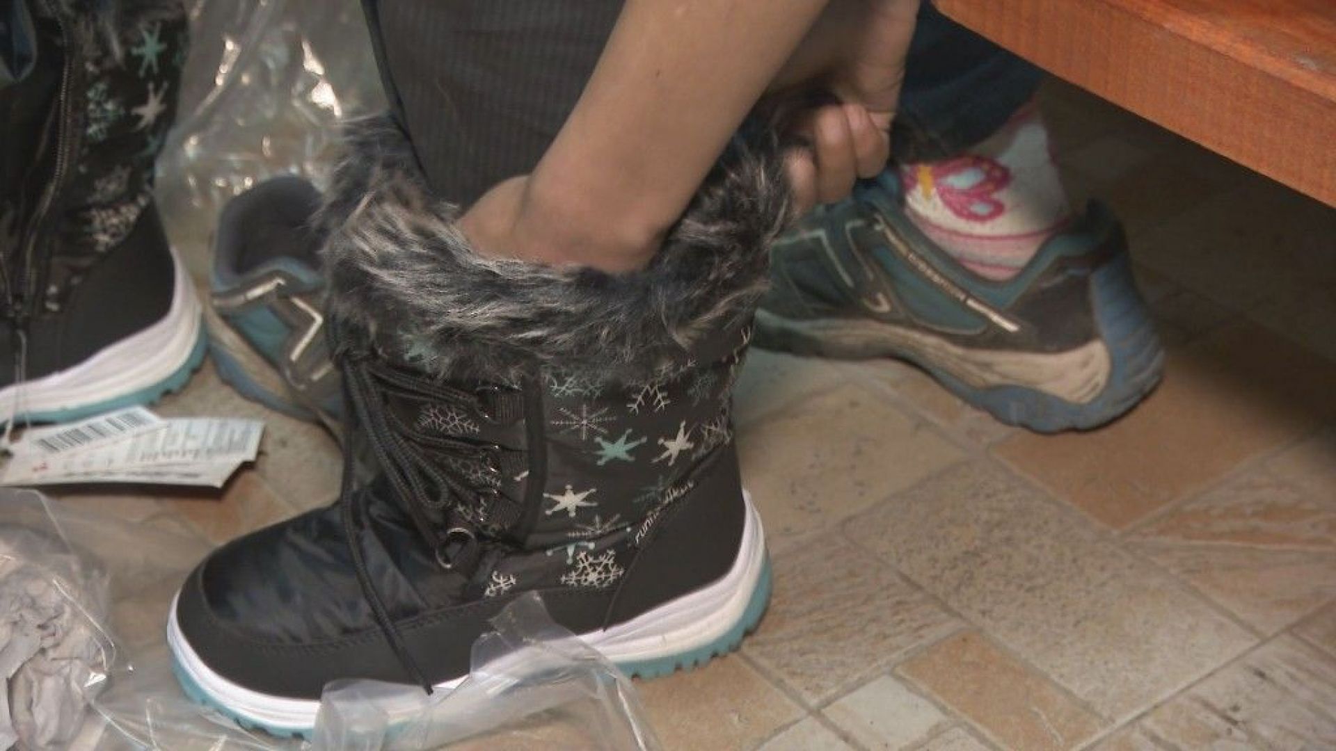  Ученици дариха нови обувки за свои връстници в нужда