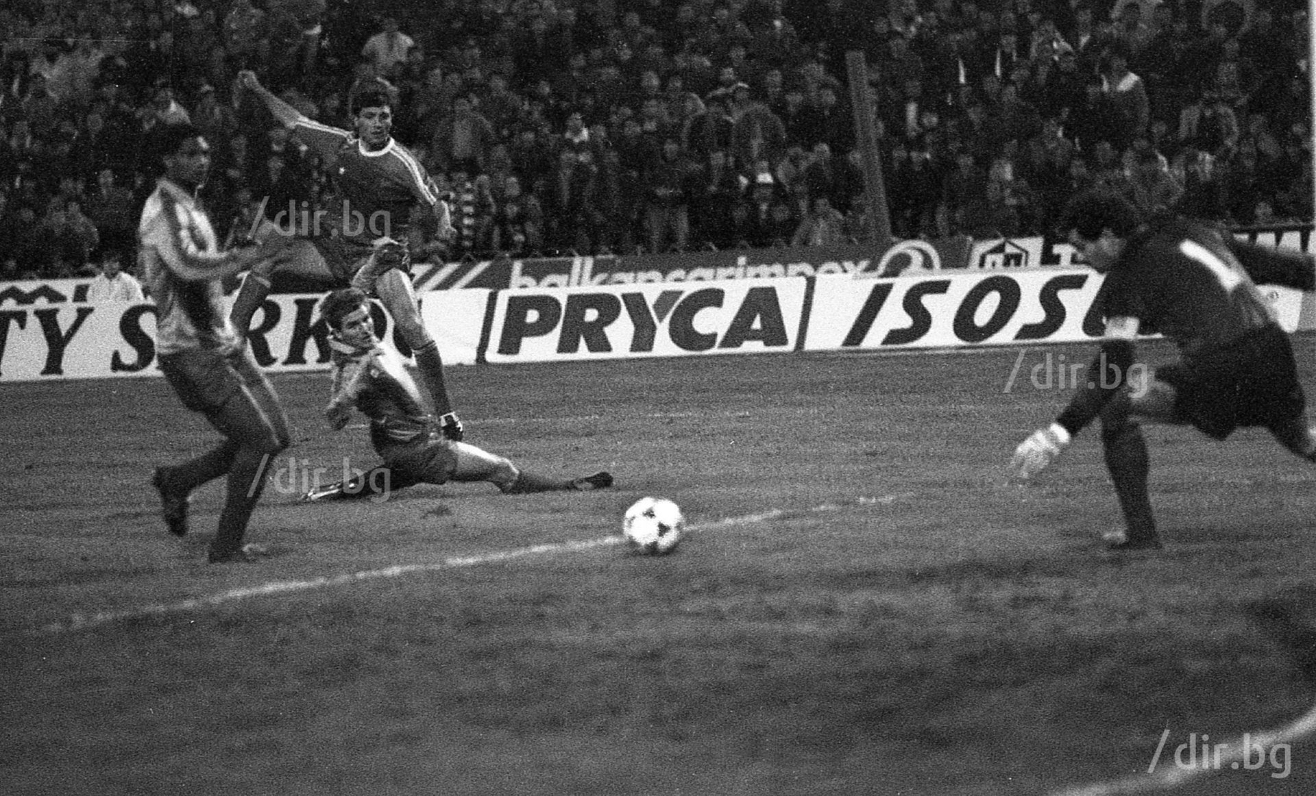 Безпощадната левачка пронизва Барселона и вратаря Субисарета - с три гола в двата мача между ЦСКА и Барса през 1989-а, Стоичков "убеди" Йохан Кройф да го вземе