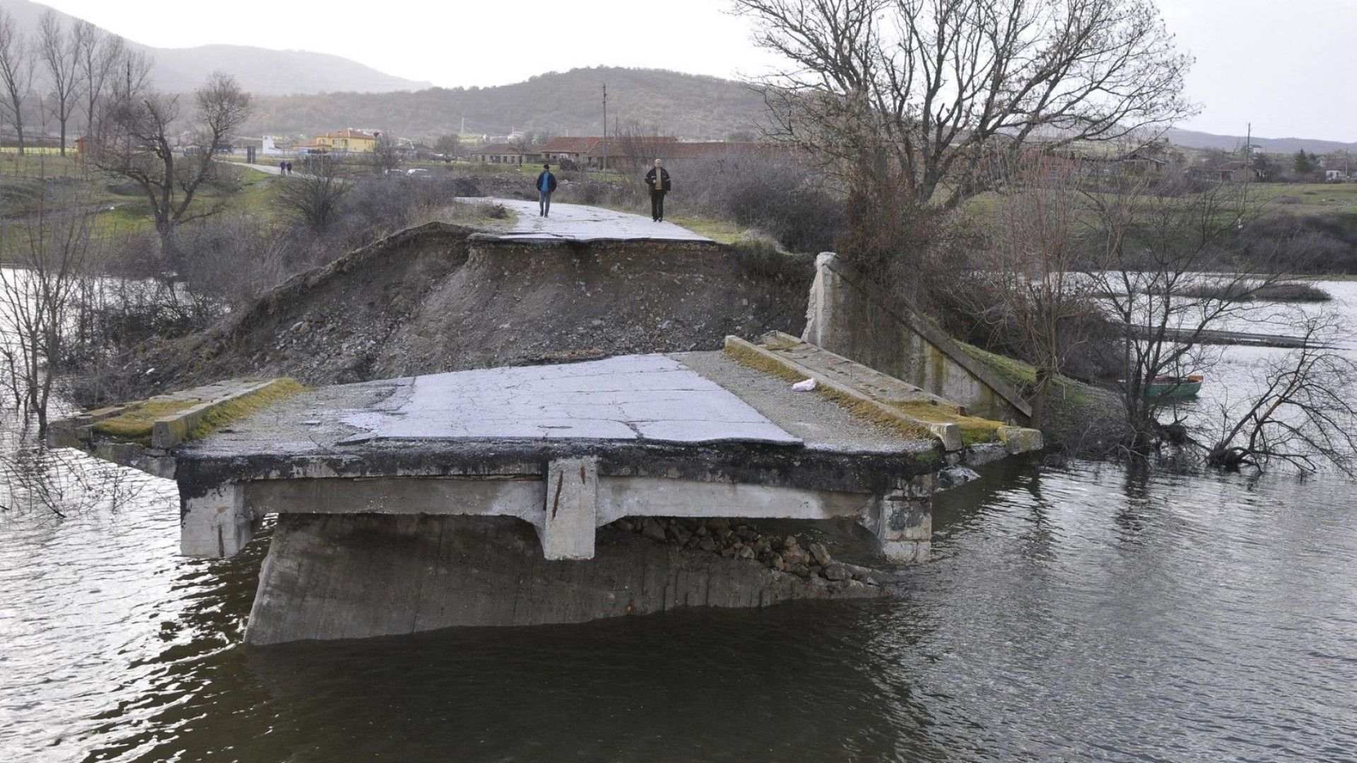 Спешно ремонтират моста край маджаровското село Бориславци. Зрители на bTV