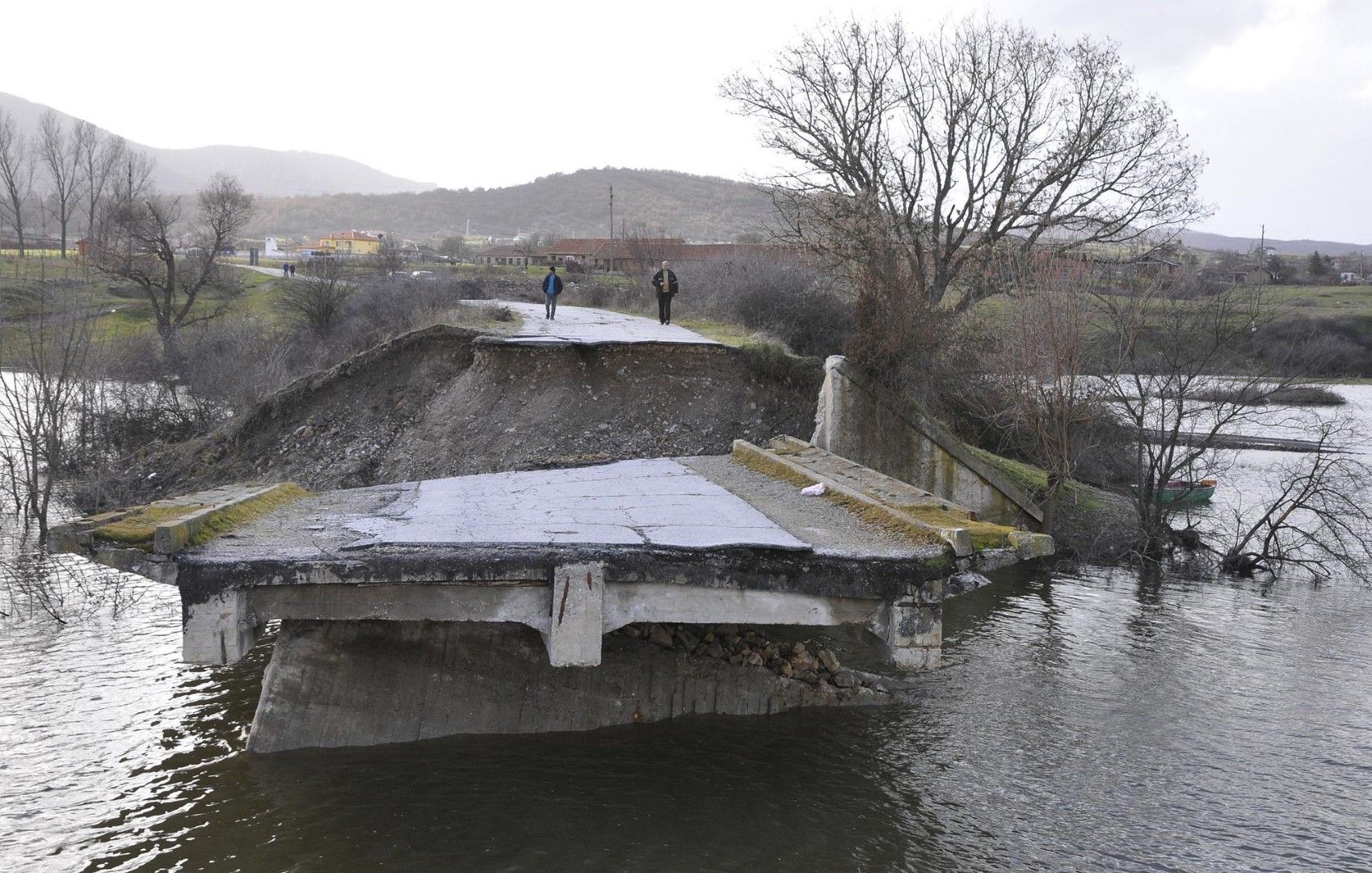 Така изглеждаше моста при Бориславци през 2013 г.