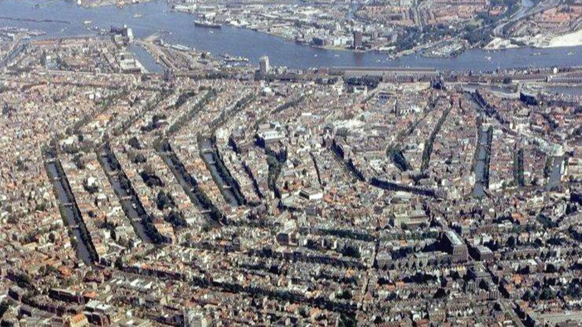 Кметството на Амстердам съобщи че километри от стените на световно