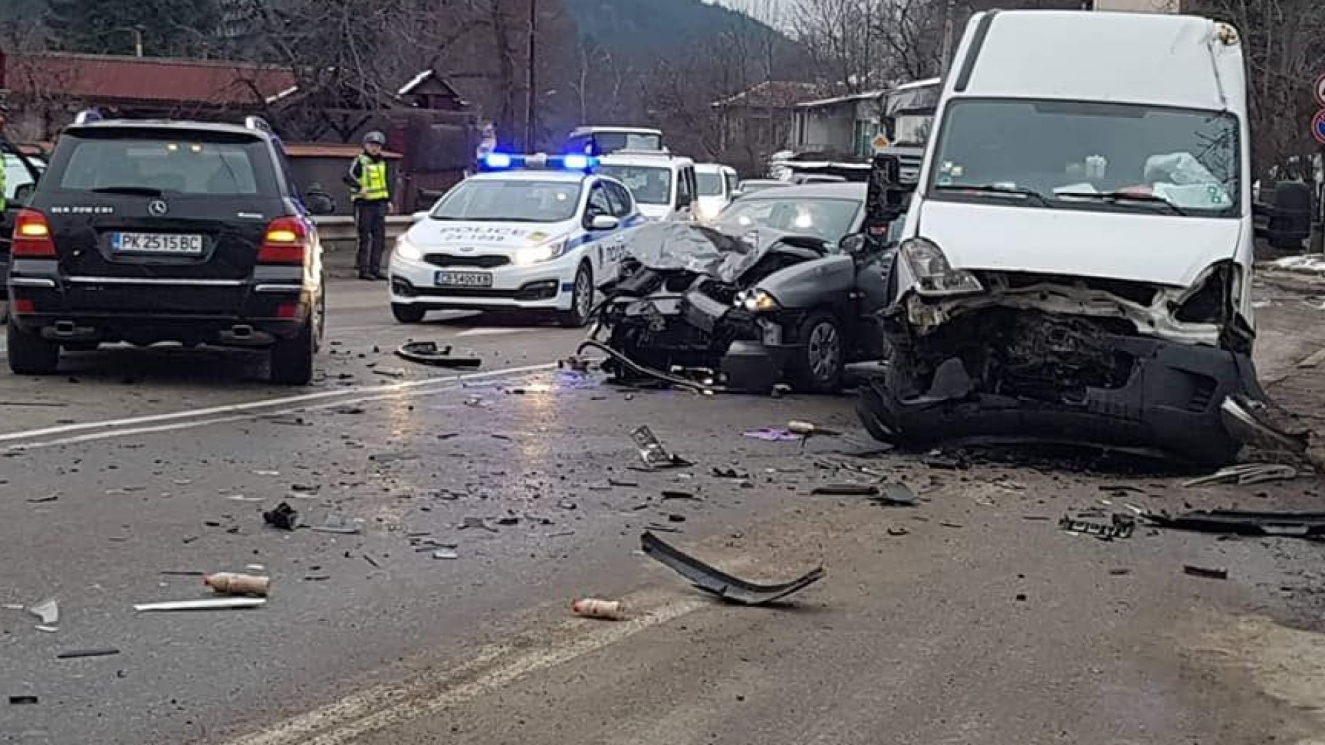 Тежка катастрофа между джип микробус и лек автомобил блокира бул