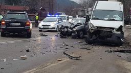 Сблъсък на бус, джип и кола блокира основен булевард в София (видео+снимки)
