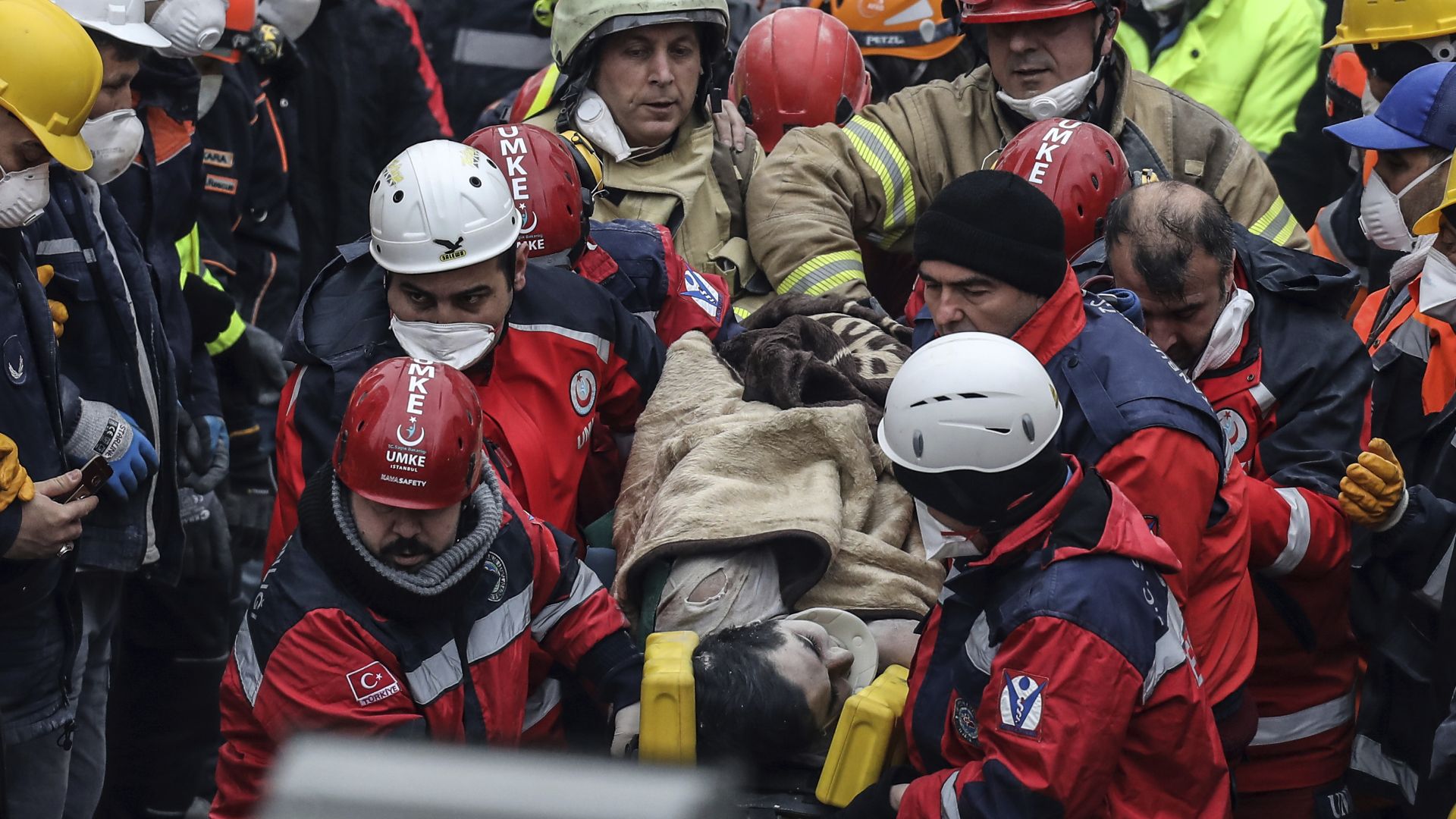 Броят на жертвите при рухването на жилищен блок в Истанбул