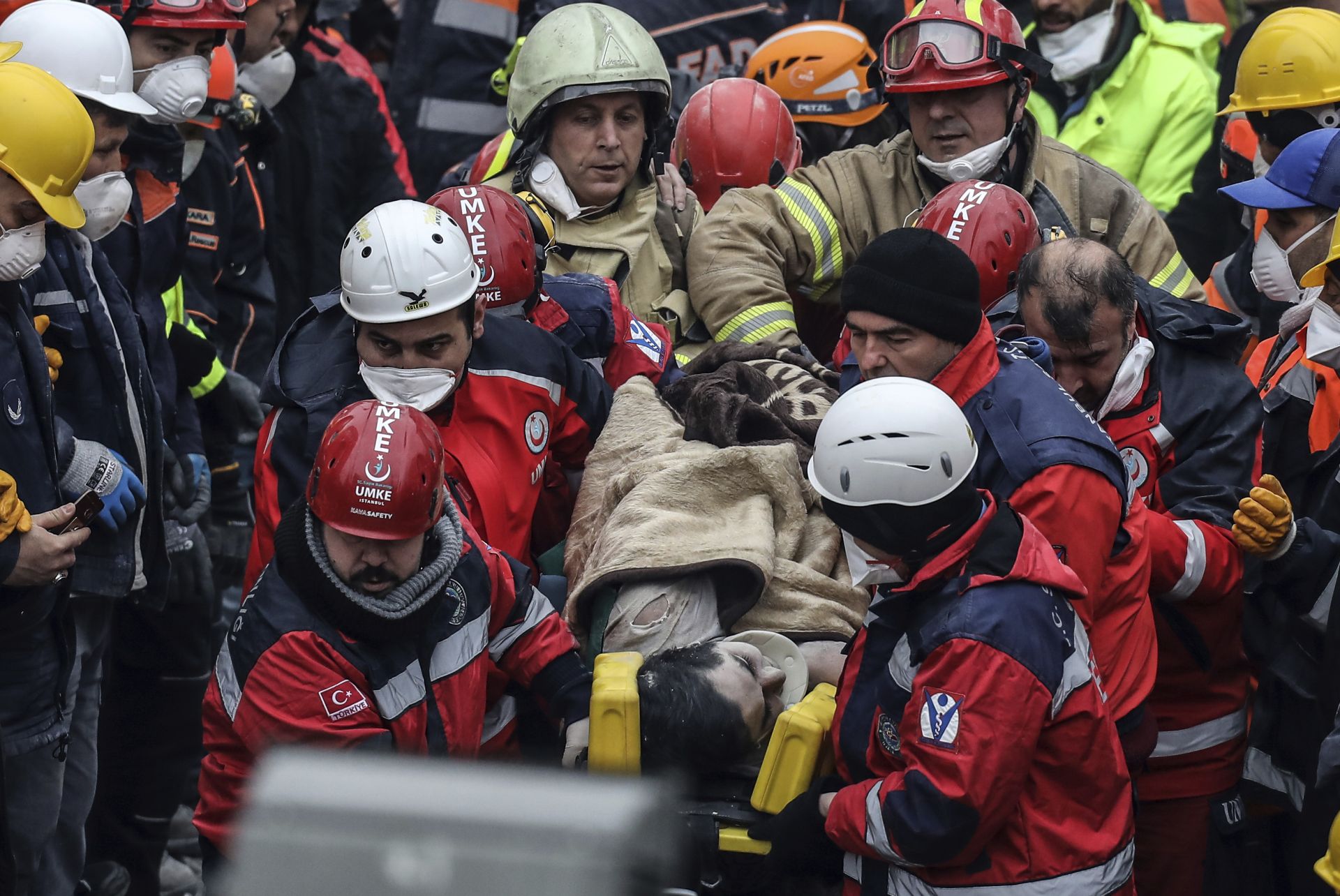 Спасители носят 16-годишния тийнейджър, който бе изваден жив 45 часа след рухване на сградата