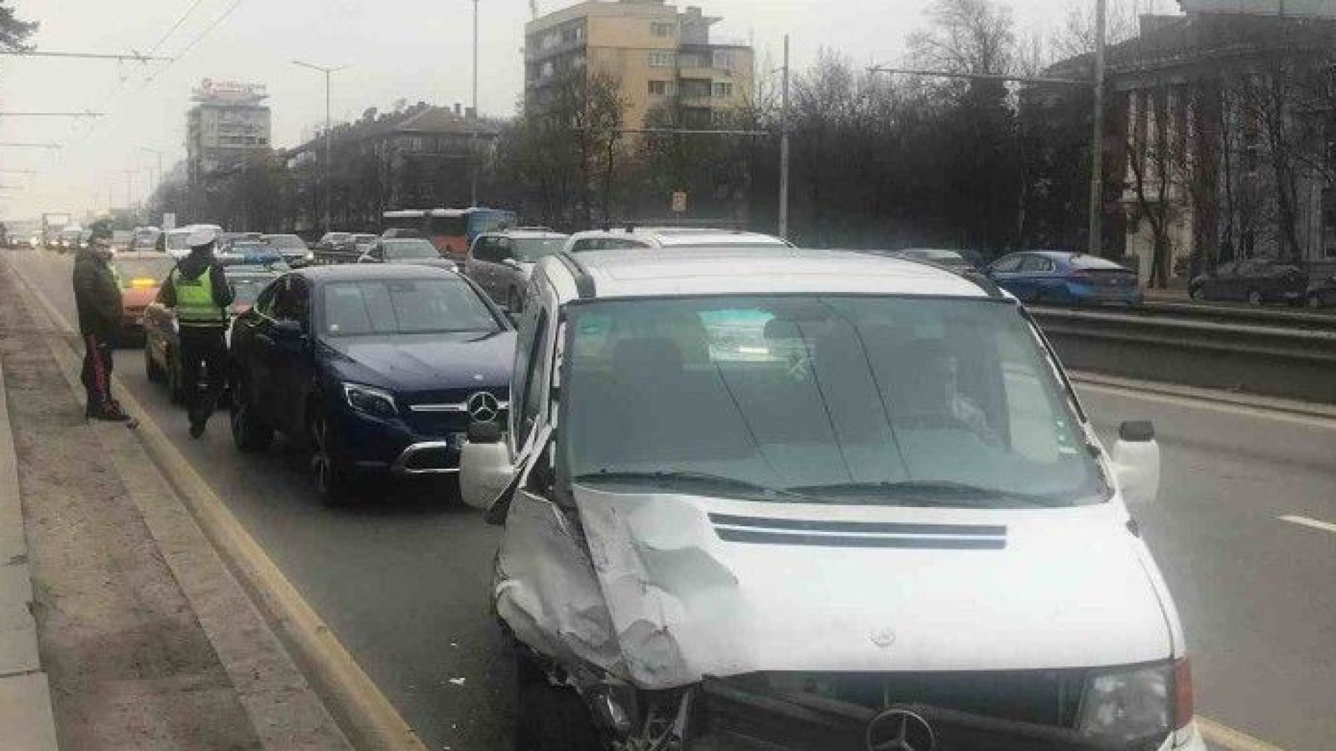 Една жена е пострадала при катастрофа между джип и микробус