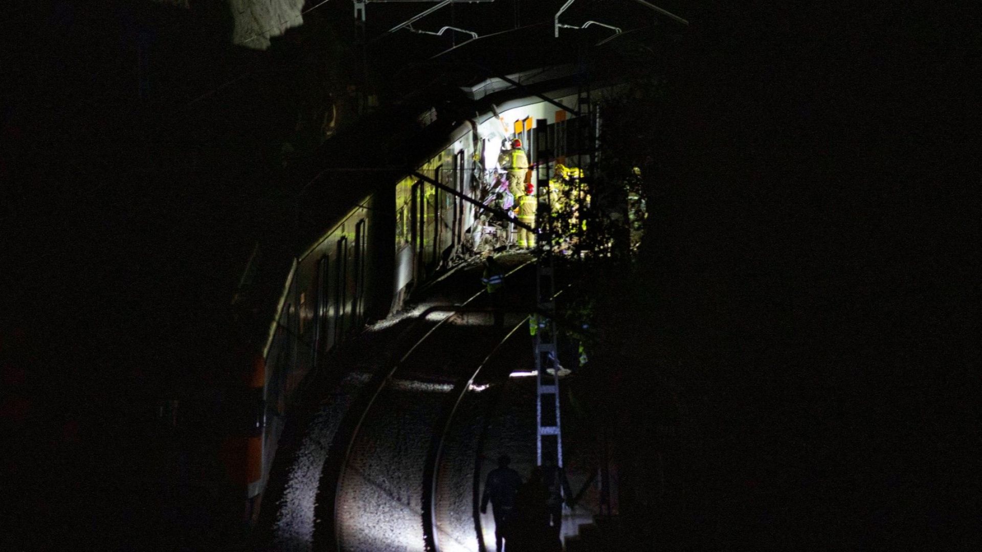 Един човек загина а четирима са тежко ранени след челен