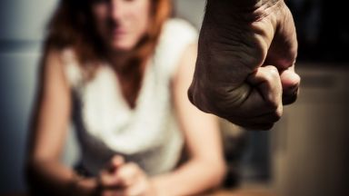 Готвят забрана за домашните насилници да звънят по телефона и да имат оръжие