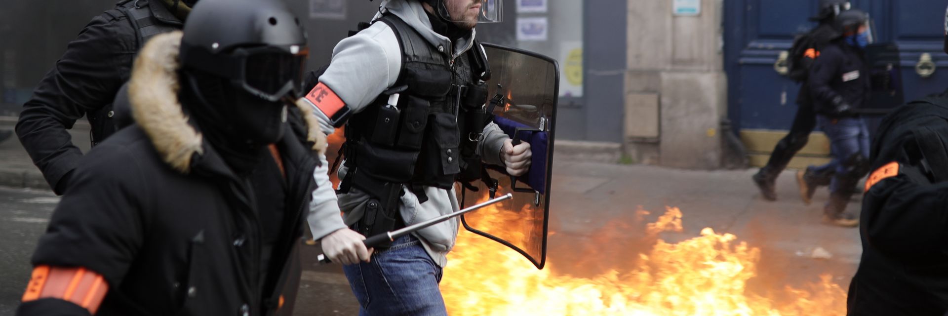 Граната откъсна ръката на мъж в Париж (видео)