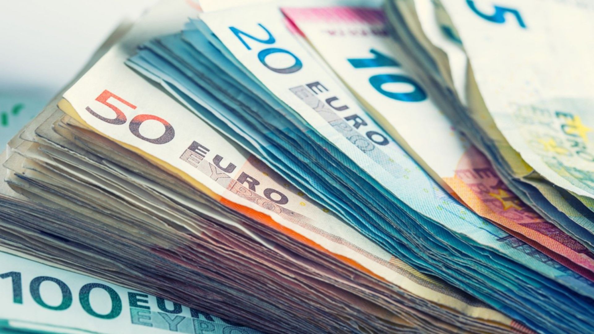 В Брюксел подписаха регламент за таксите на банковите преводи