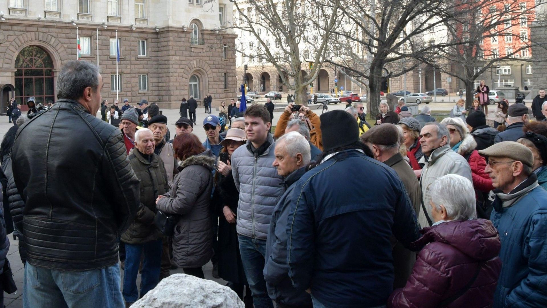 Протест срещу президента Румен Радев организираха граждани пред сградата на