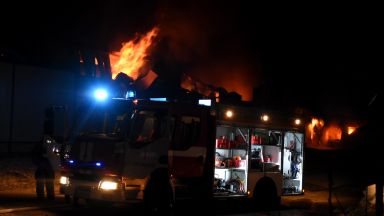 4 екипа все още гасят пожара в завода във Войводиново