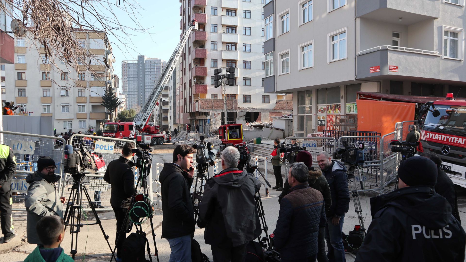 Събарят осем блока в района на рухналата сграда в Истанбул