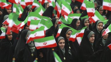 Иран вдига пенсиите с близо 40 процента след улични протести