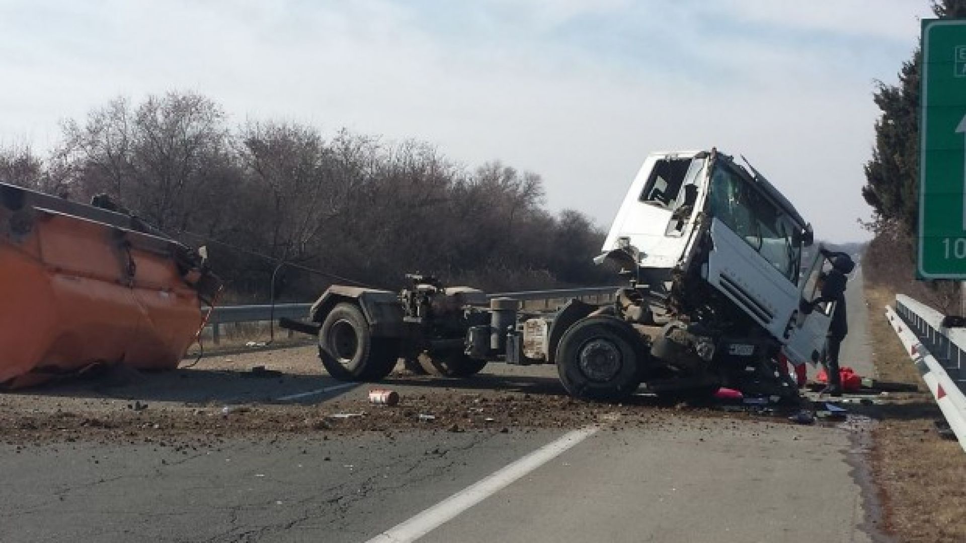 Камион натоварен с фуражни смески се обърна на автомагистрала Хемус