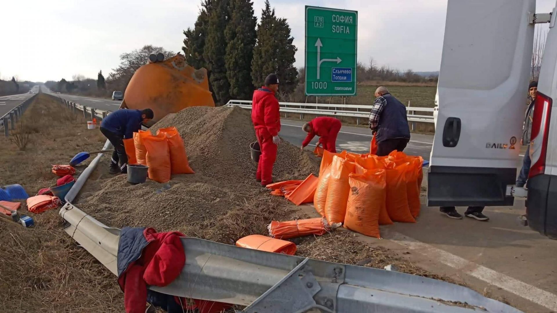 Камион натоварен с фуражни смески се обърна на автомагистрала Хемус