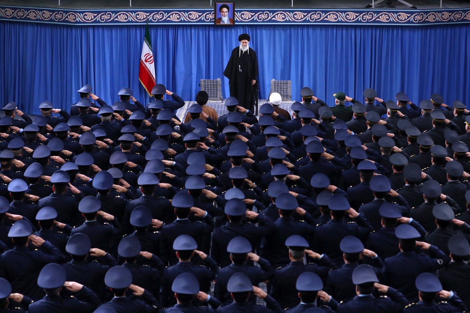 Аятолах Хаменей - върховният лидер на Иран, говори пред ирански военни. Ирански генерали обявиха, че са готови да отговорят съкрушително, ако САЩ нападнат страната им