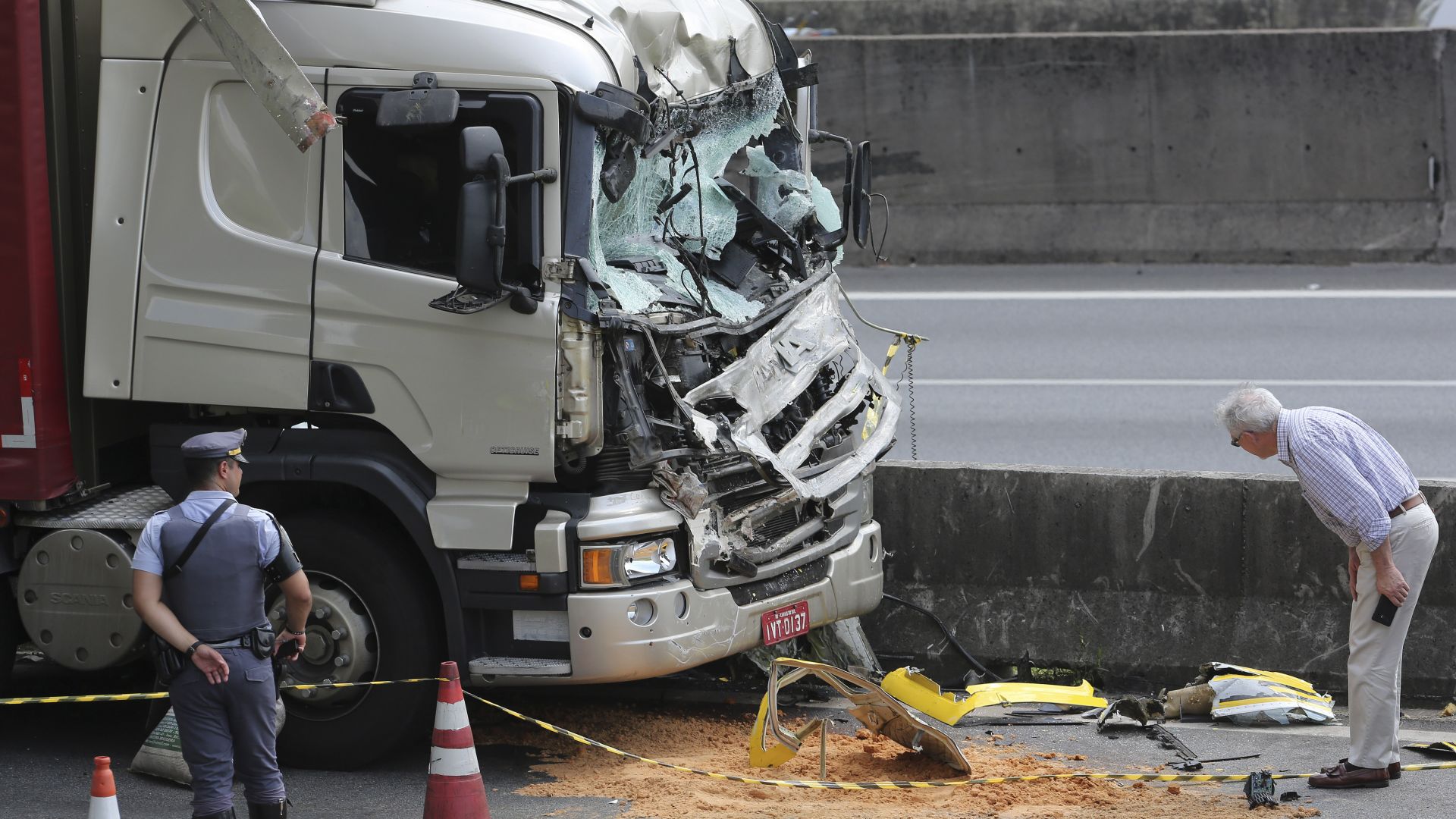 Двама души загинаха а трети беше ранен след като хеликоптер