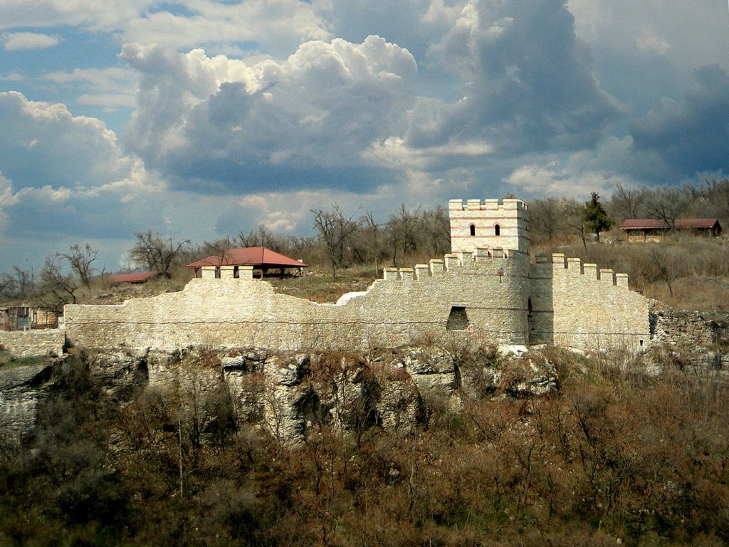 Трапезица е кварталът-крепост на столичния Търновград, разположен северозападно от Царевец