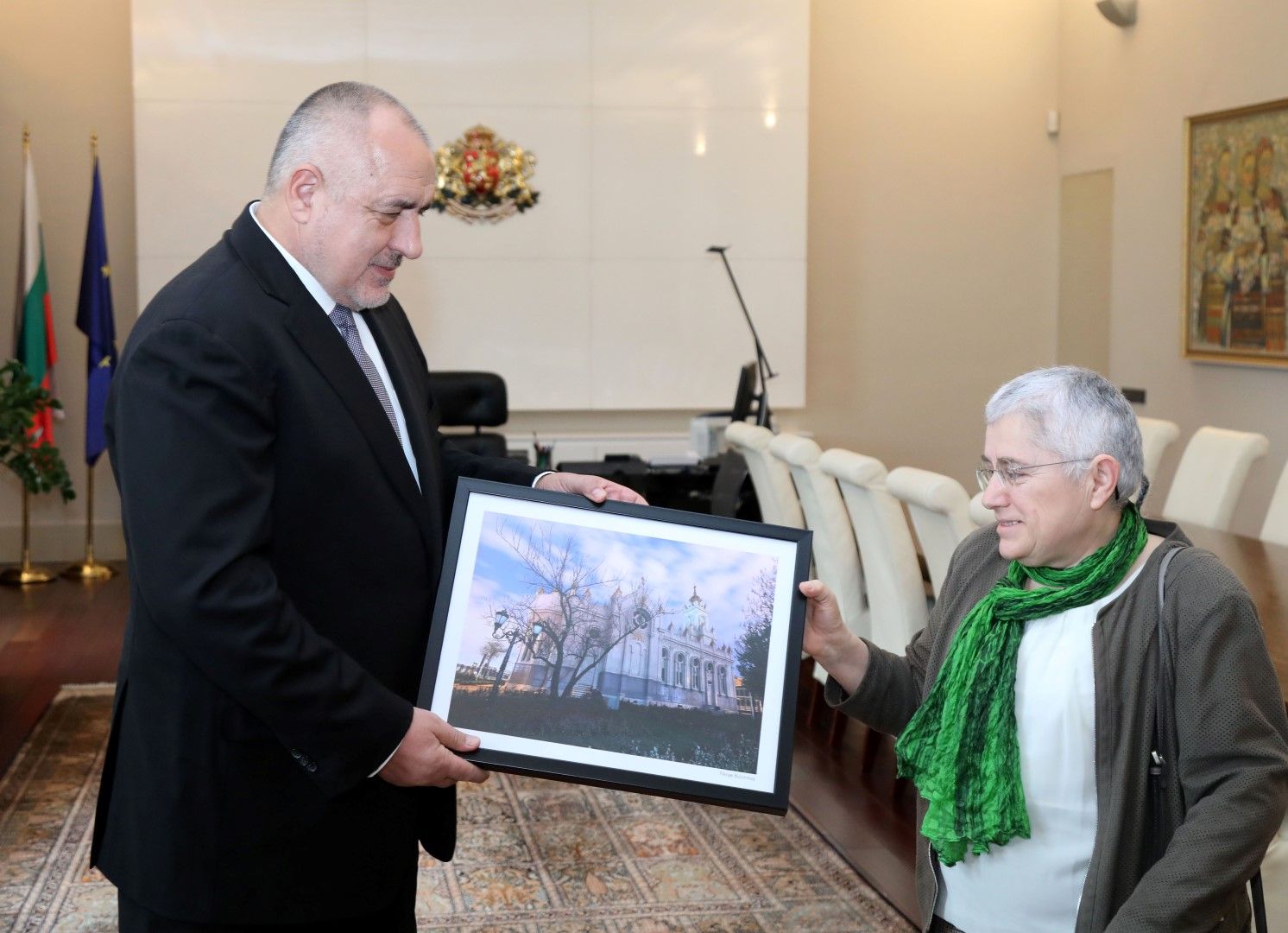 Бойко Борисов получи картина на храма от Фикрие Булунмаз