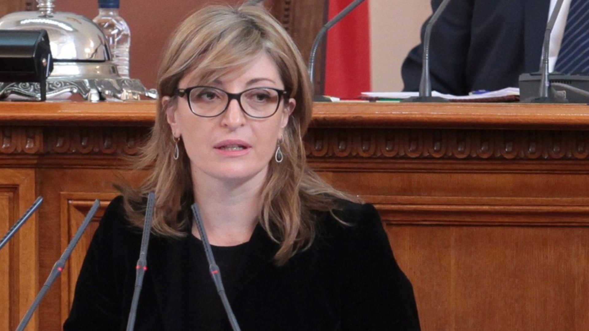 Вицепремиерът и министър на външните работи Екатерина Захариева заминава за