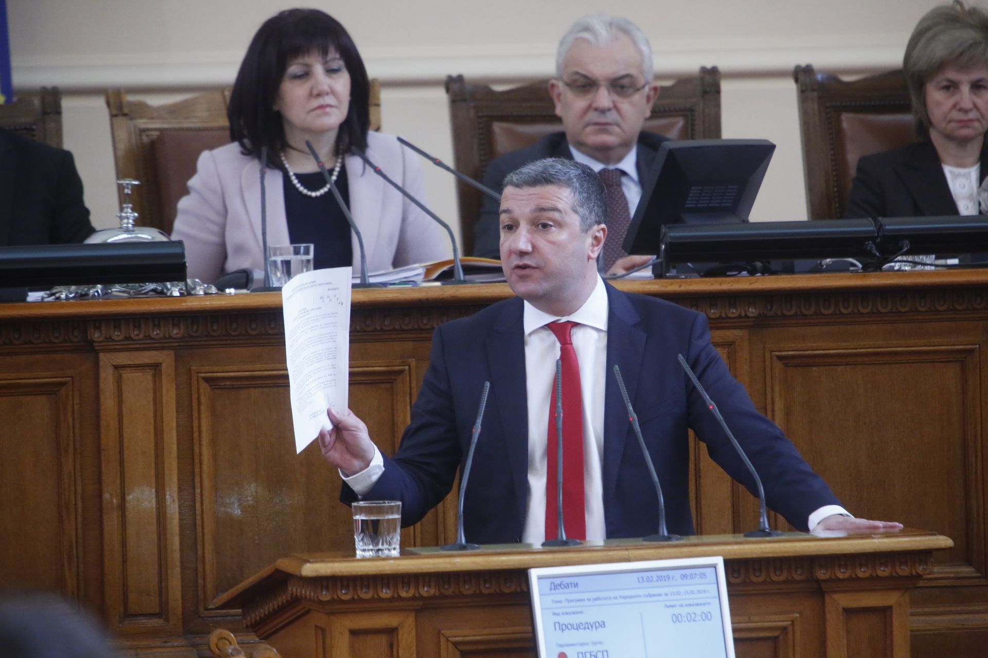 Драгомир Стойнев ще влезе в пленарна зала, за да представи кандидатурата
