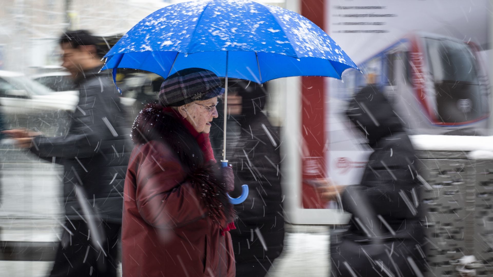 Десетки полети бяха отменени след рекордни снеговалежи през изминалата нощ