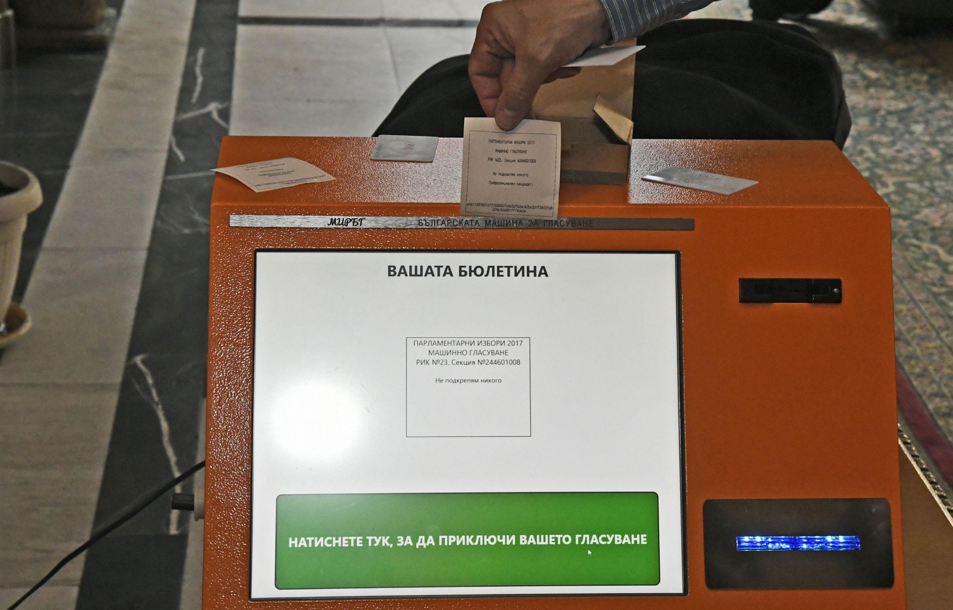 Българският изобретател инженер Александър Чобанов показа нова машина за гласуване пред членовете на правната парламентарна комисия