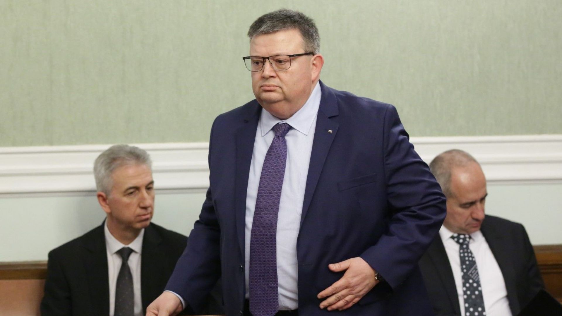 Цацаров събра службите в ДАНС, за да обсъдят информацията за сметките на политиците