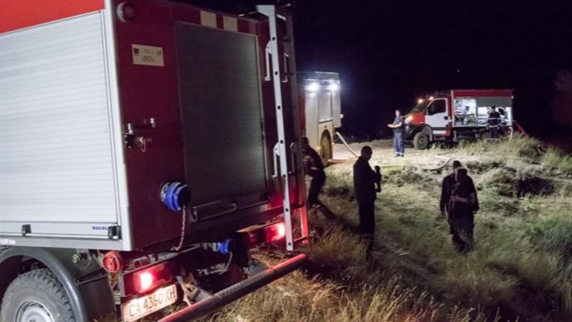 Екипи с пет противопожарни автомобила гасят пожар на територията на