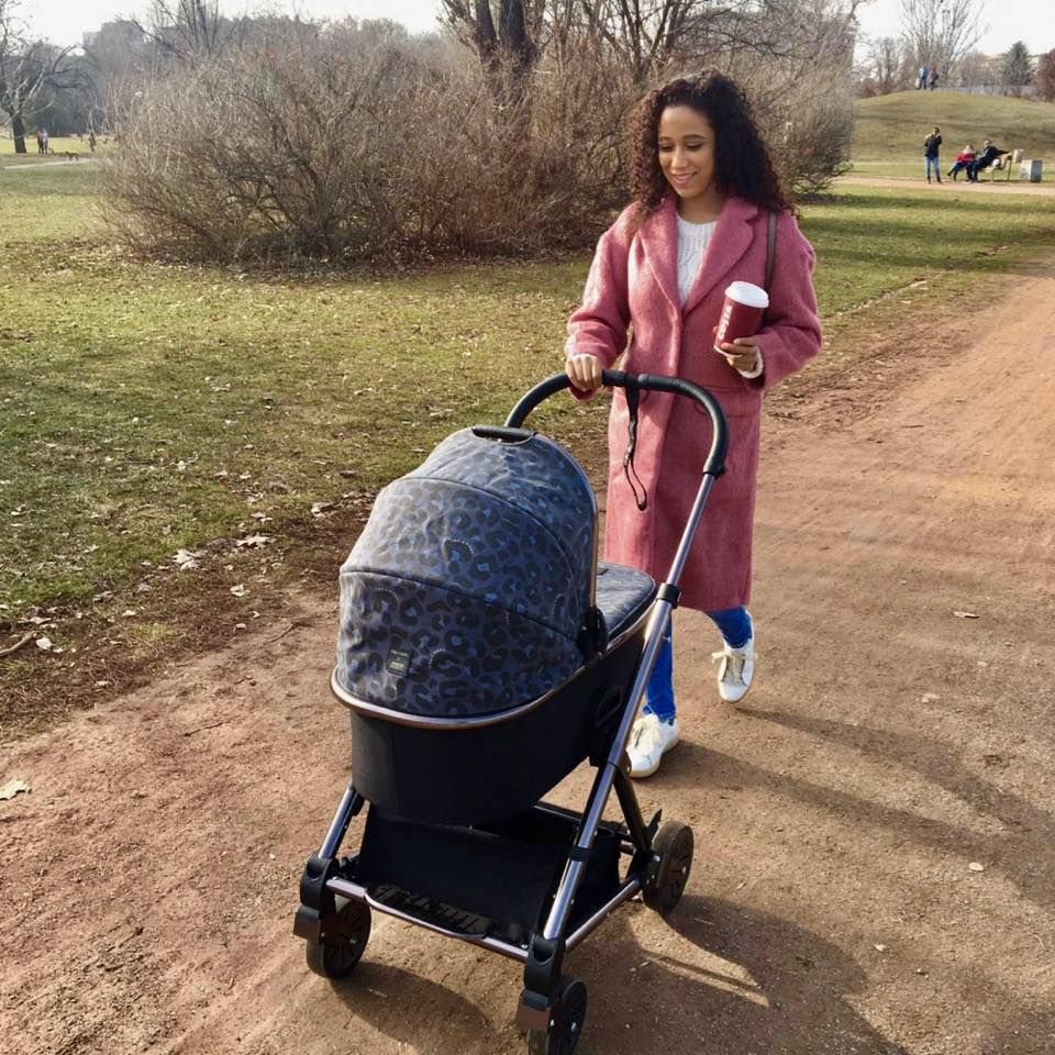 Приятелката на Орлин Павлов на разходка с бебето им