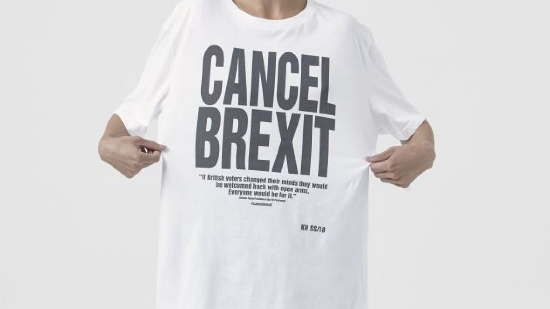 ОТМЕНЕТЕ БРЕКЗИТ призовава надпис върху тениска на британската модна дизайнерка