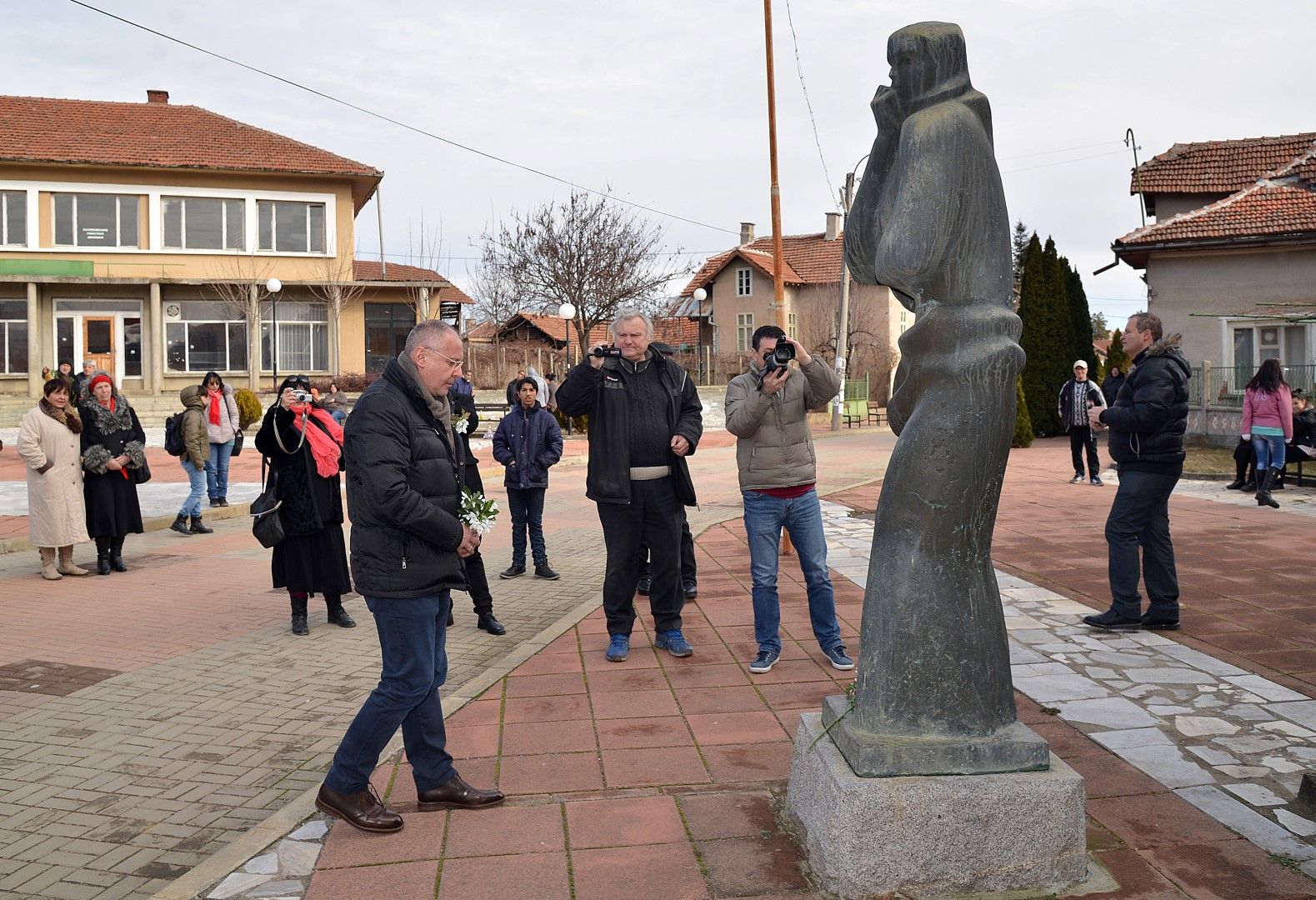  Станишев поднесе цветя пред паметник на загинали в Септемврийското въстание хора от селото
